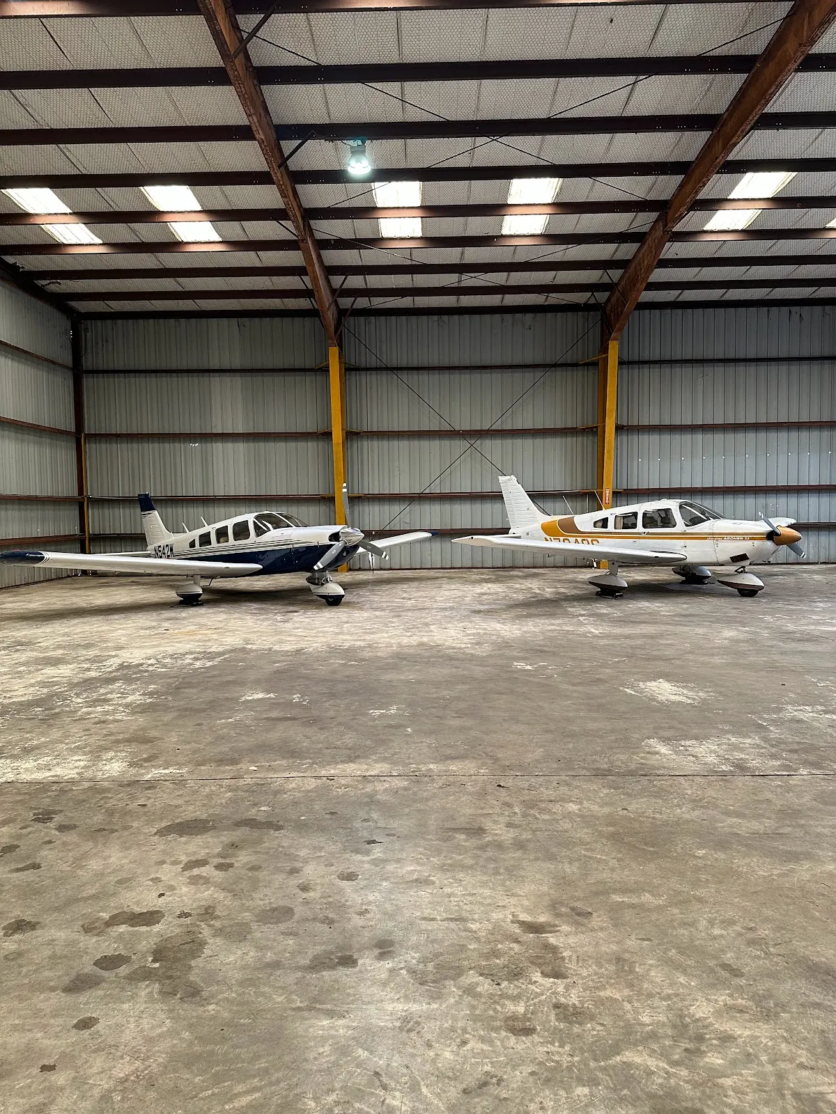 Hangar with N542W and another aircraft